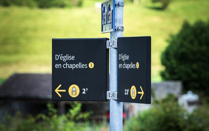 Indicateurs de l'itinéraire « D'église en chapelles », à Châtel-St-Denis