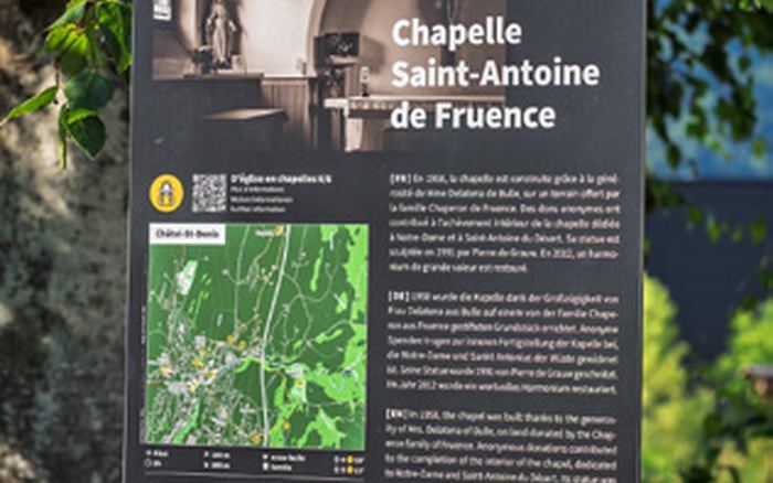 Panneau d'information de la chapelle Saint-Antoine de Fruence, avec son plan de situation