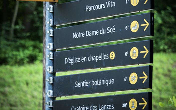 Indicateurs jaunes et noirs de Châtel-St-Denis indiquant le Parcours Vita, Notre-Dame du Scé et le sentier botanique