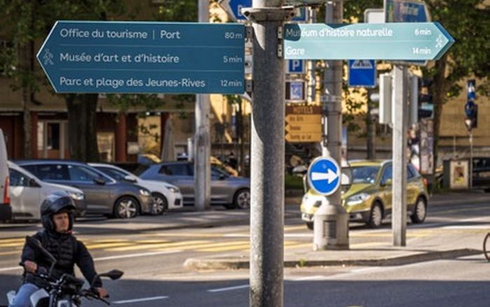 Carrefour de Neuchâtel équipé de plusieurs indicateurs turquoise vers l'office du tourisme, le port et les musées