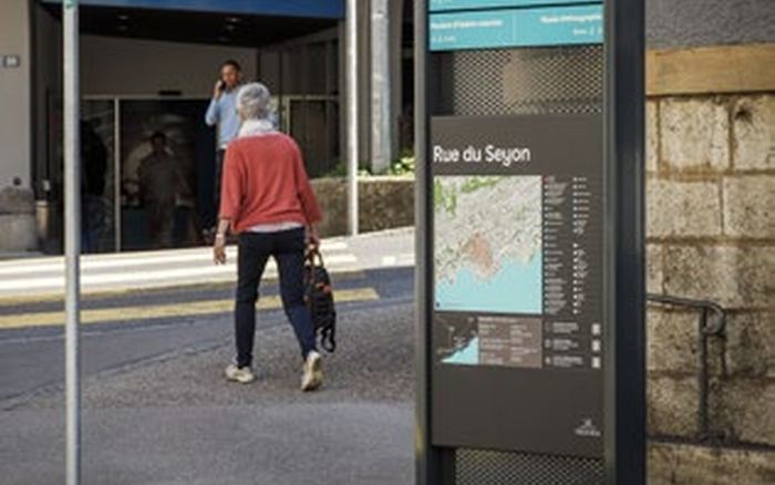 Totem d'orientation de la rue du Seyon, dans une rue piétonne de Neuchâtel